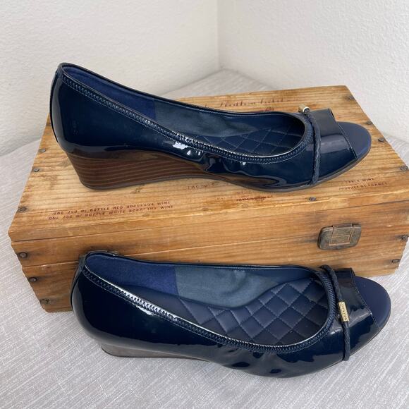 Cole Haan Tali Peep Toe Wedge Navy Patent Leather Bow Quilted Grand OS Women's 8 - Picture 3 of 13